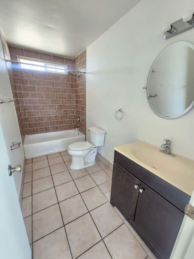 Building Photo - Welcome to this 2 Bedroom 1 bath home on a corner lot!