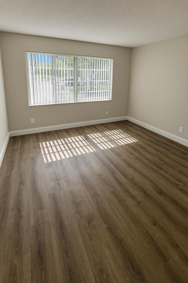 Building Photo - 537 S Sequoia Dr