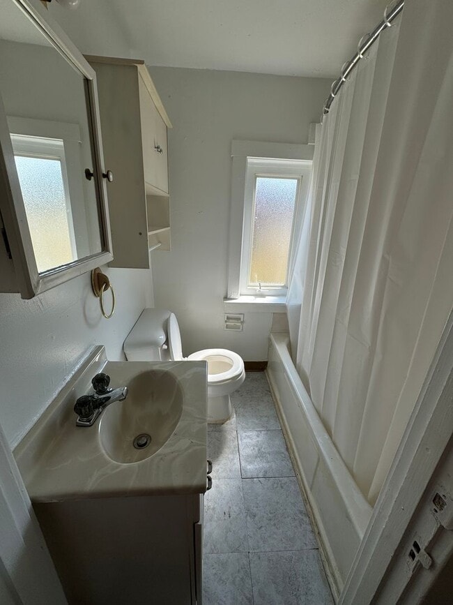 Building Photo - DELHI - Adorable 3bed 2ba brick cape cod