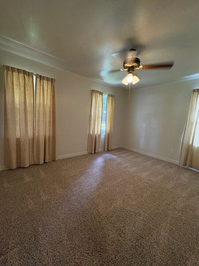 Building Photo - Beautiful 4 bedroom/1 bath with Central Air & Heat on Corner Lot