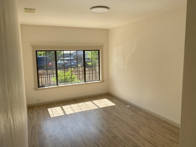 Building Photo - 18029 Poplar Ave