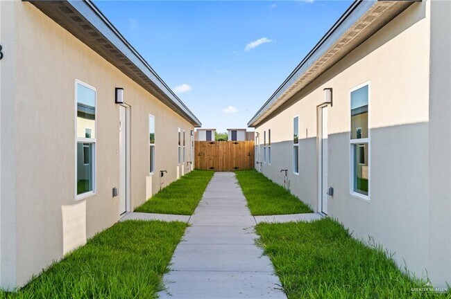 Building Photo - 19 Brookside Bend W St