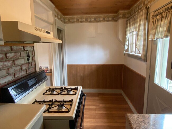 Building Photo - Beautiful 2 Bedroom Semi-Detached Home in Lancaster!