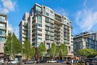 Building Photo - 2Bd/1.75Ba Bellevue Condo