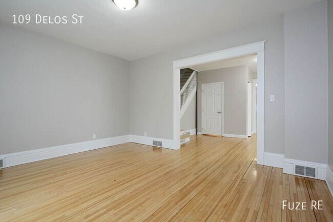 Building Photo - 109 Delos St W