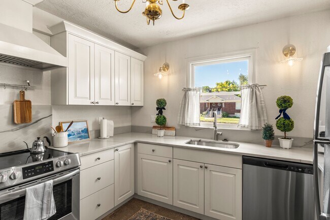 Building Photo - All-Utilities-Included Studio in Historic Bristol Manor | Pet Friendly