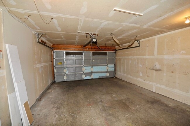 Building Photo - 3 bed 2 bath rancher duplex (stainless appliances & granite counters)