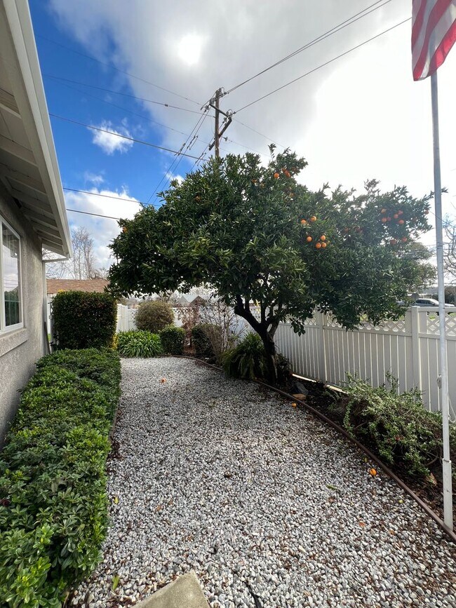 Building Photo - Welcome to this charming 2-bedroom, 2-bathroom home!