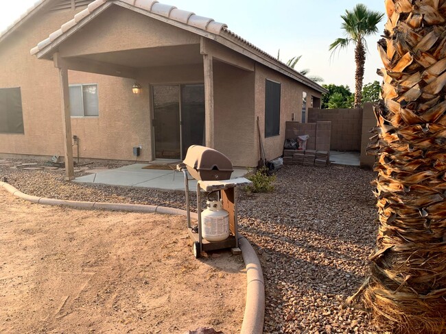 Building Photo - 3 BEDROOM 2 BATH CORNER LOT HOME WITH 2 CA...