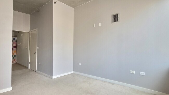 Building Photo - 235 W Van Buren St