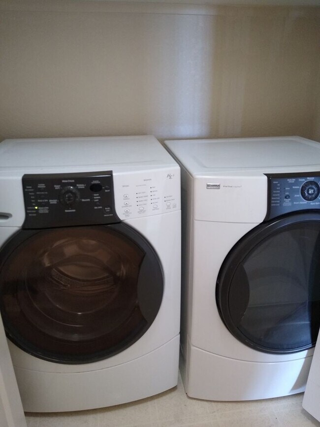 Building Photo - Super Fly 1 Bedroom with Large Study, 1 1/...