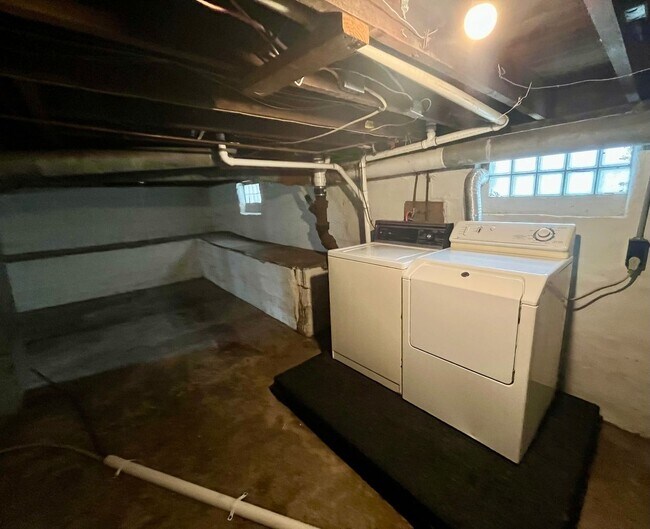 Building Photo - Three Bedroom house in Roxana