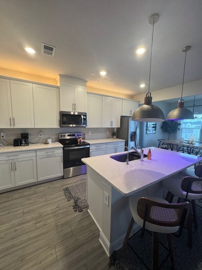 Building Photo - Beautiful newer home with 3 bedrooms, 2.5 ...