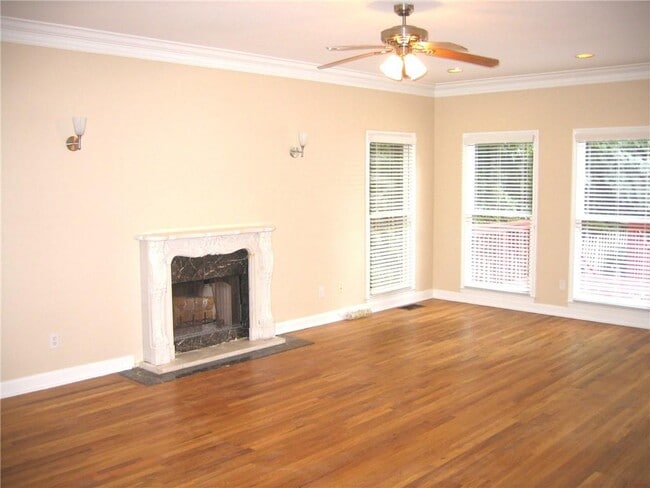 Building Photo - 1074 Pine Grove Ave NE