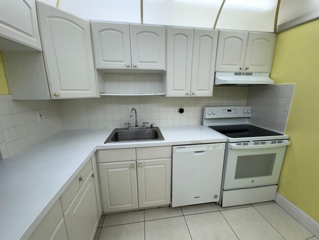 Building Photo - 7797 Golf Cir Dr