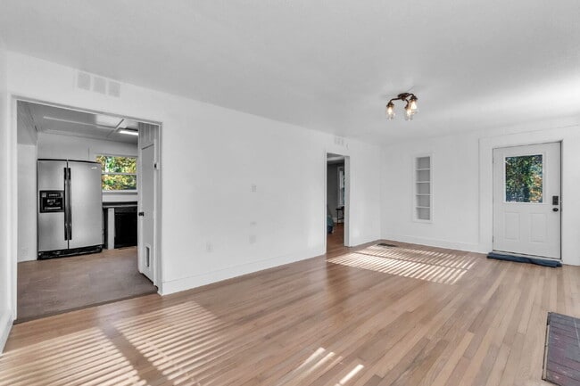 Building Photo - Beautifully Maintained 3BR/1BA Residence N...