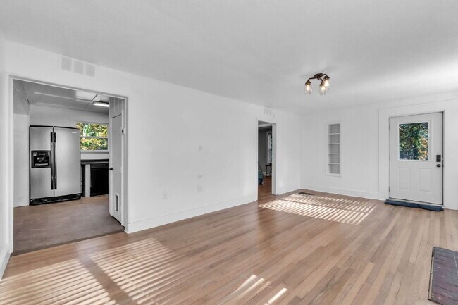 Building Photo - Beautifully Maintained 3BR/1BA Residence Near Downtown Spartanburg