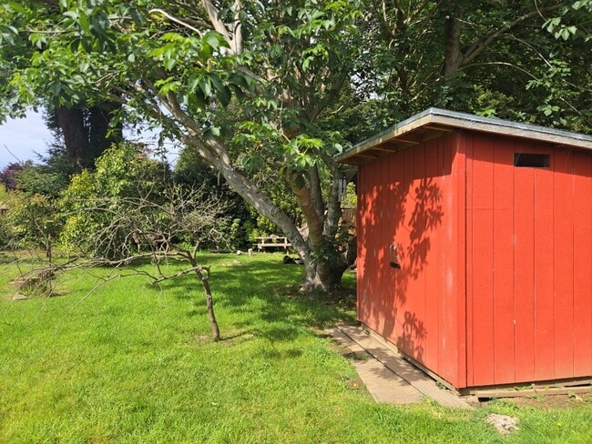 Building Photo - 3BD/2BA Eureka home is close to Sequoia Park, boasts infrared sauna!