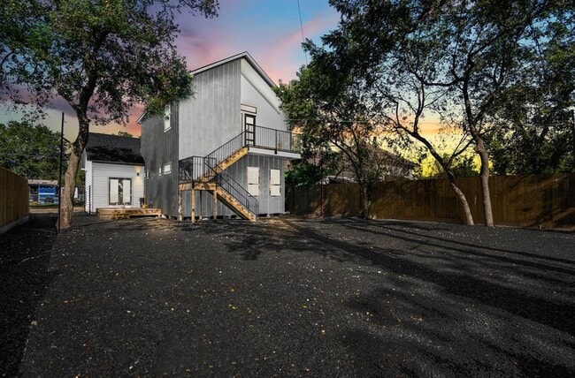 Building Photo - 207 Lockwood Dr