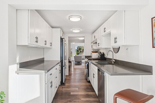 Building Photo - Waterfront Living!