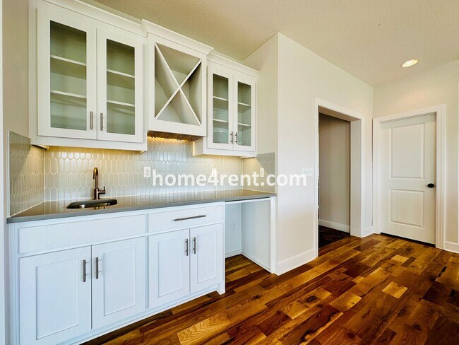 Building Photo - Exceptional Olathe Home in the Cedar Creek Subdivision w/ Wood Floors and a Finished Basment!