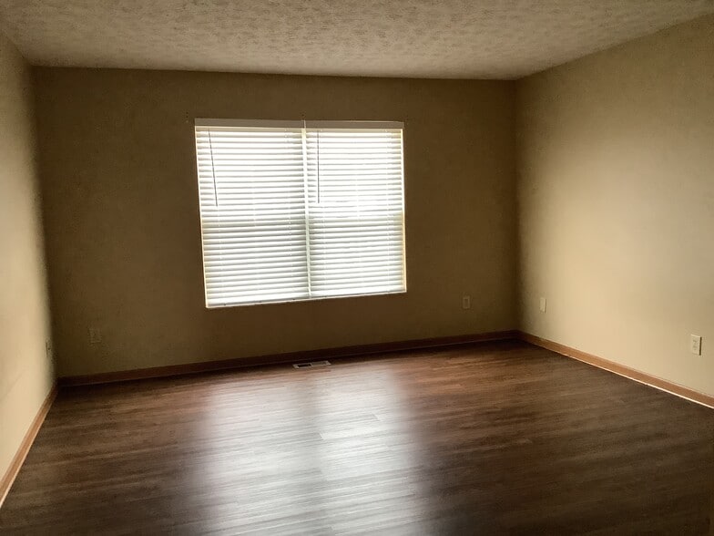 Building Photo - 452 Crestmoore Dr