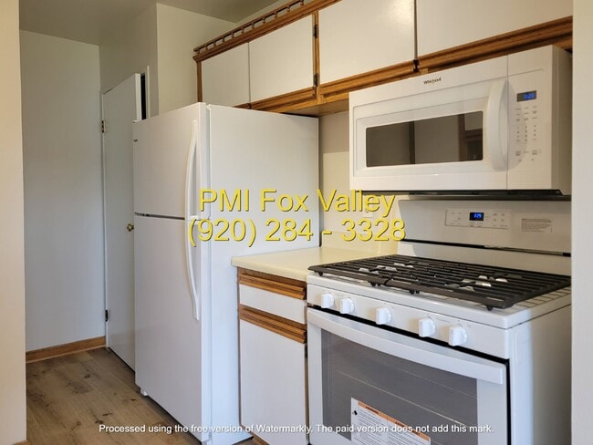 Building Photo - Newly Refurbished 2-Bed, 1.5-Bath Condo Oshkosh