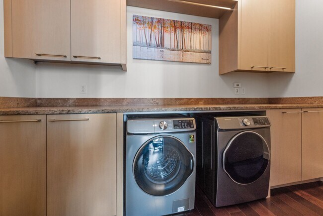 Building Photo - Luxury 2 Bed 1.75 Bath Furnished Downtown Seattle Condo with Stunning Views