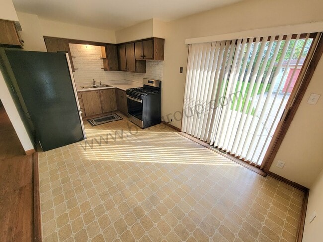 Building Photo - Great Location!