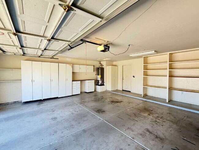 Building Photo - 885 W Aloe Pl