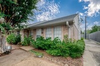 Building Photo - 1016 E Tri Oaks Ln