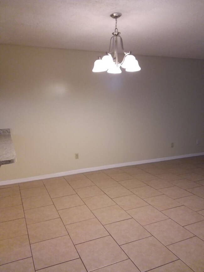 Building Photo - Large 2/2.5 towhome near NAS Jax