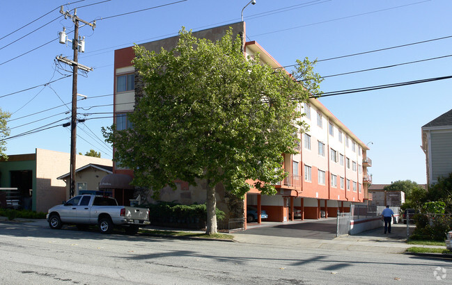 Building Photo - Benjamin Place
