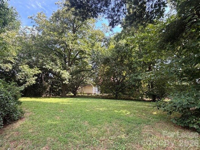 Building Photo - 724 Oakdale Dr