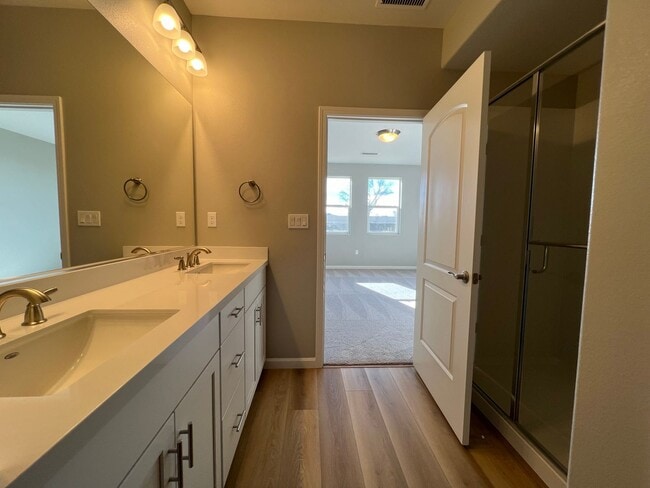 Building Photo - 4/2.5 GORGEOUS Townhome in Minden!