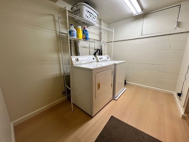 Building Photo - Grand Ave Barakat