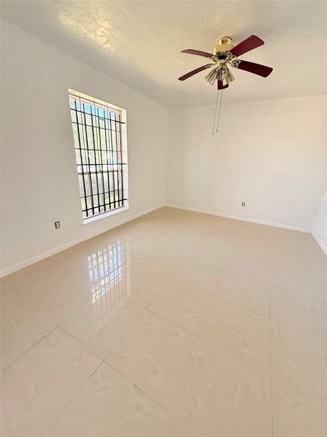 Building Photo - 12335 Huntington Field Dr