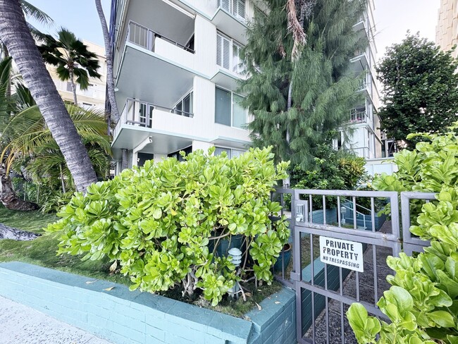 Building Photo - Pet Friendly Gold Coast Condo Fronting the...