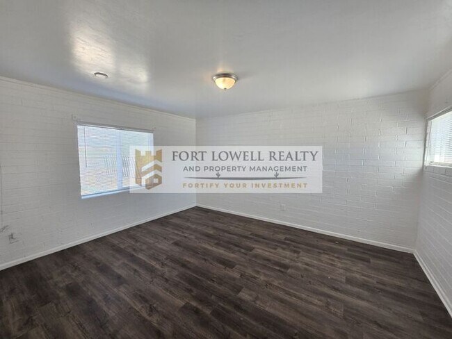 Building Photo - Modern 1 Bed / 1 Bath Apartment with Private Yard!