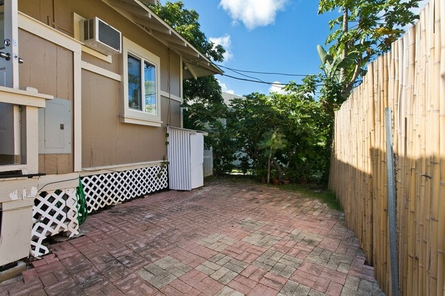 Building Photo - 3609 Leahi Ave