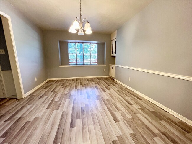 Building Photo - 422 Gamewood Dr