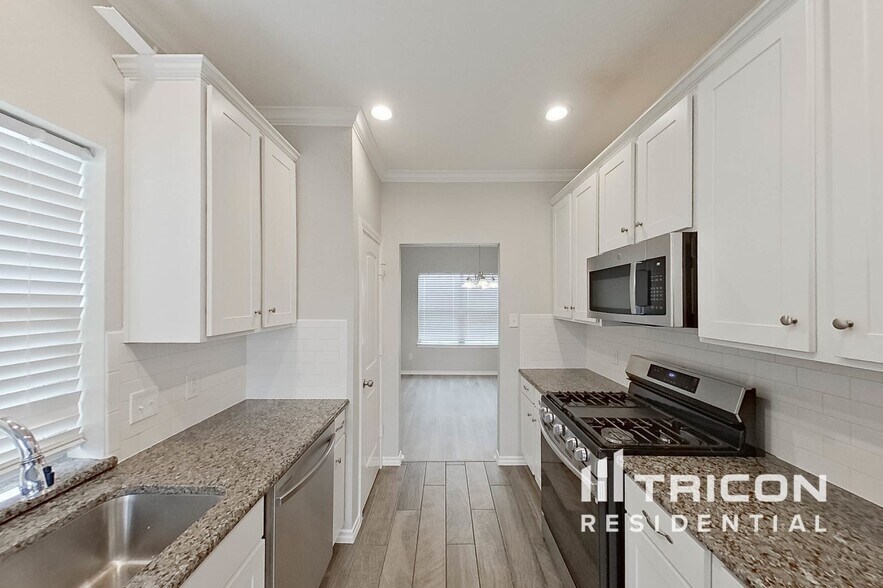 Building Photo - 523 Long Prairie Dr
