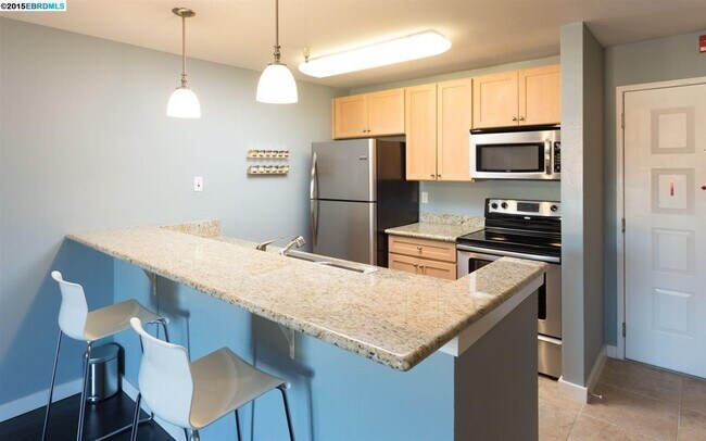 Primary Photo - Lovely and updated top floor 1/1 condo wit...