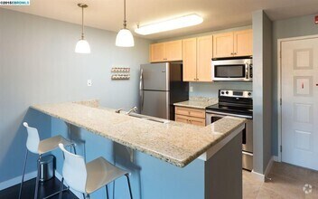 Building Photo - Lovely and updated top floor 1/1 condo wit...