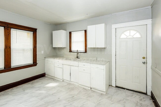 Building Photo - 3131 W 58th St