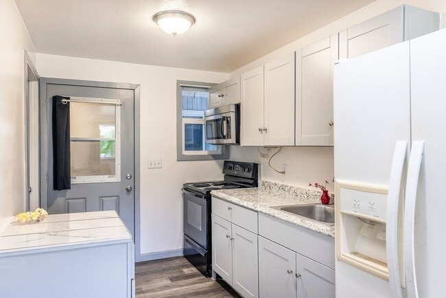 Building Photo - Nanakuli - across BEACH 2/1/1pkg $2,200/mo...