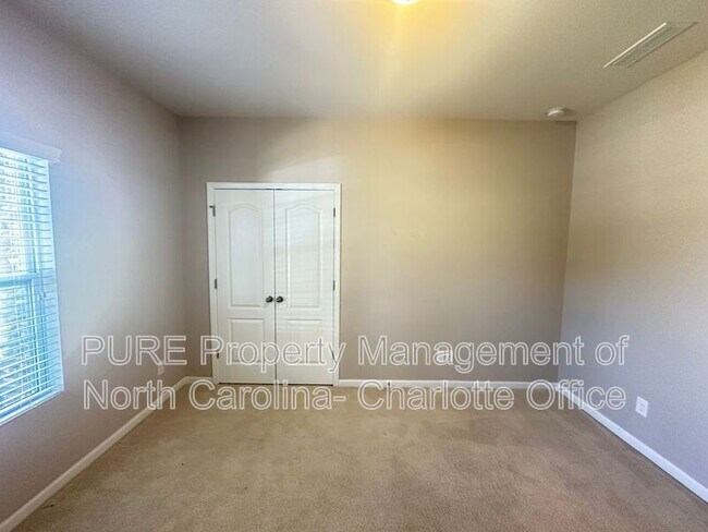 Building Photo - 3520 Larkhaven Ave SW