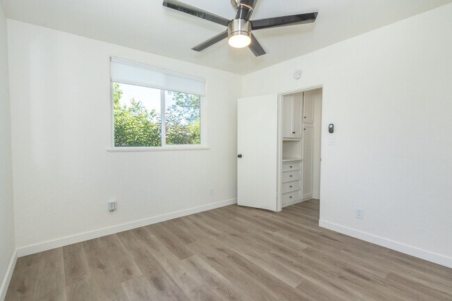 Building Photo - Refreshed 1 bed / 1bath Second Floor Unit in the Heart of Pacific Beach!