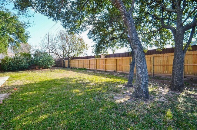 Building Photo - 155 April Waters Dr W