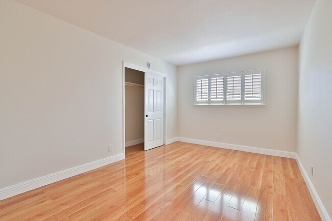 Building Photo - 1327 Essex Way